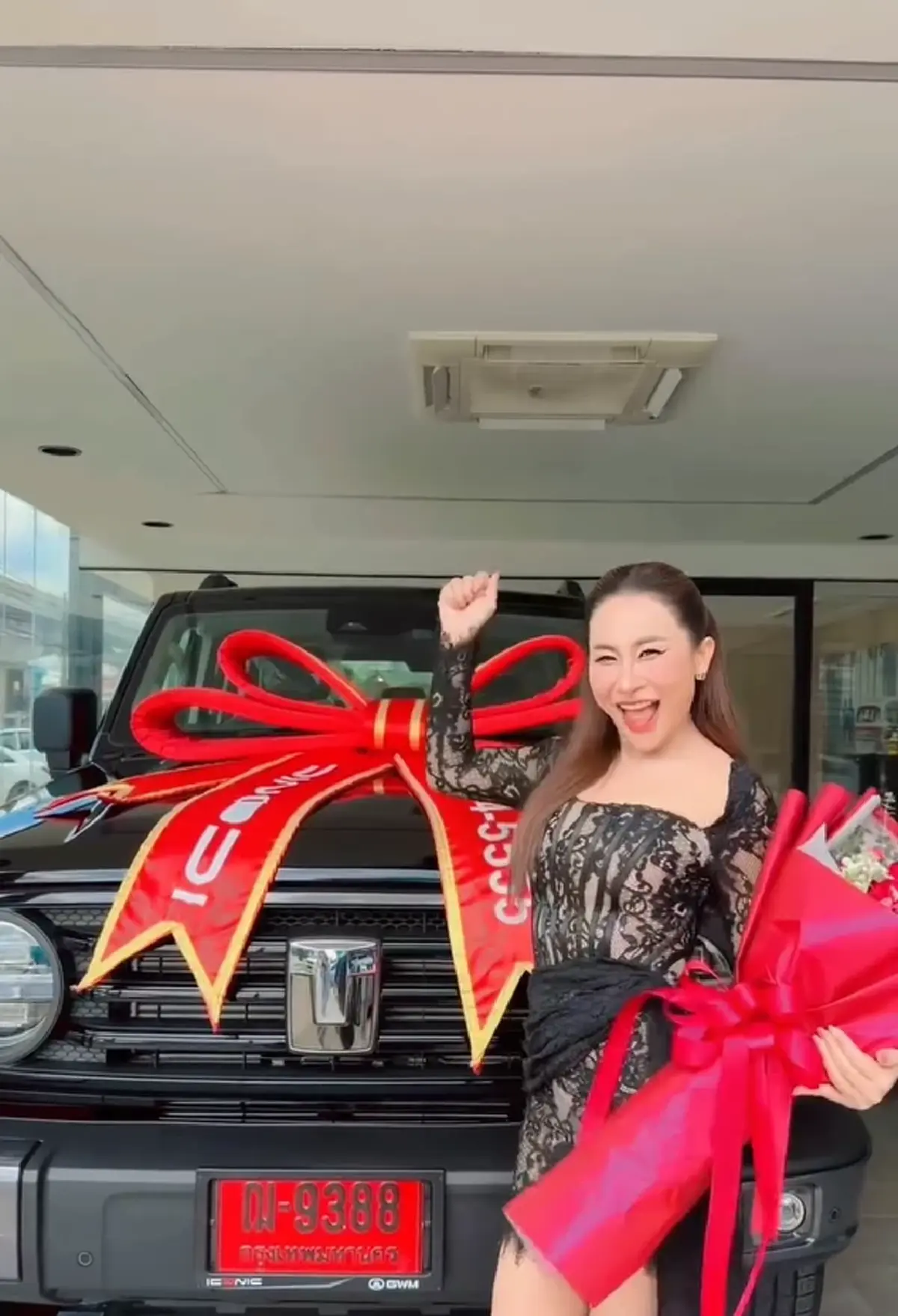 ฤกษ์ดี ลาล่า ถอยรถคันใหม่ป้ายแดง แฟนๆ แห่โฟกัสเลขทะเบียนสวย