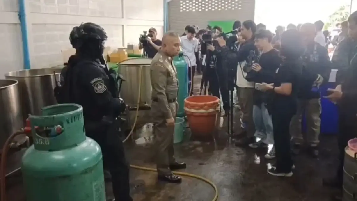 บุกทลายโรงงานน้ำกระท่อมข้ามชาติ แพร่ทั่วกรุง-ส่งออก ยึด 320 ล้าน