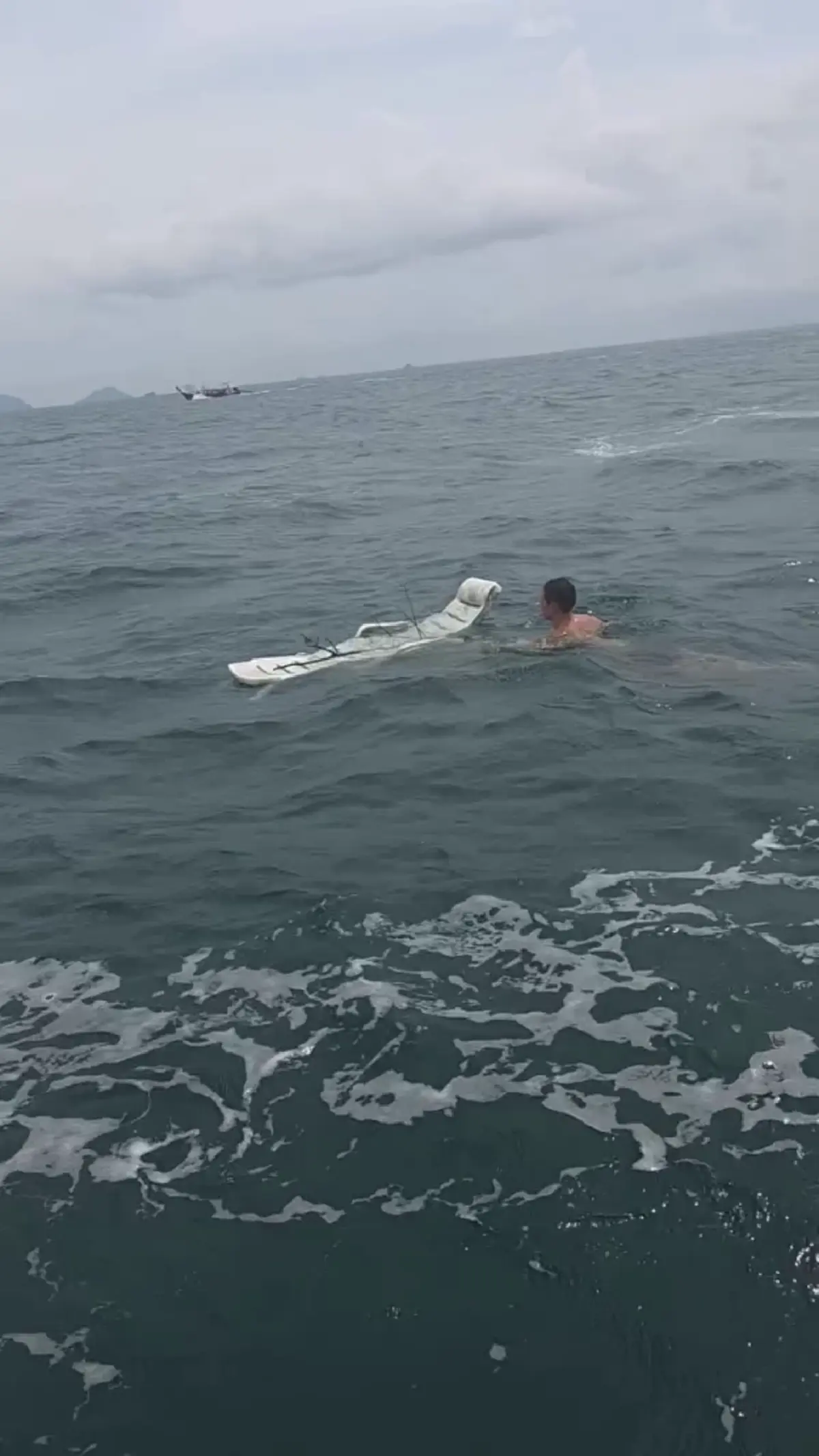 “ทราย สก๊อต” ลงทะเลเก็บขยะ แต่ดันเจอขยะชิ้นใหญ่ลอยน้ำ  