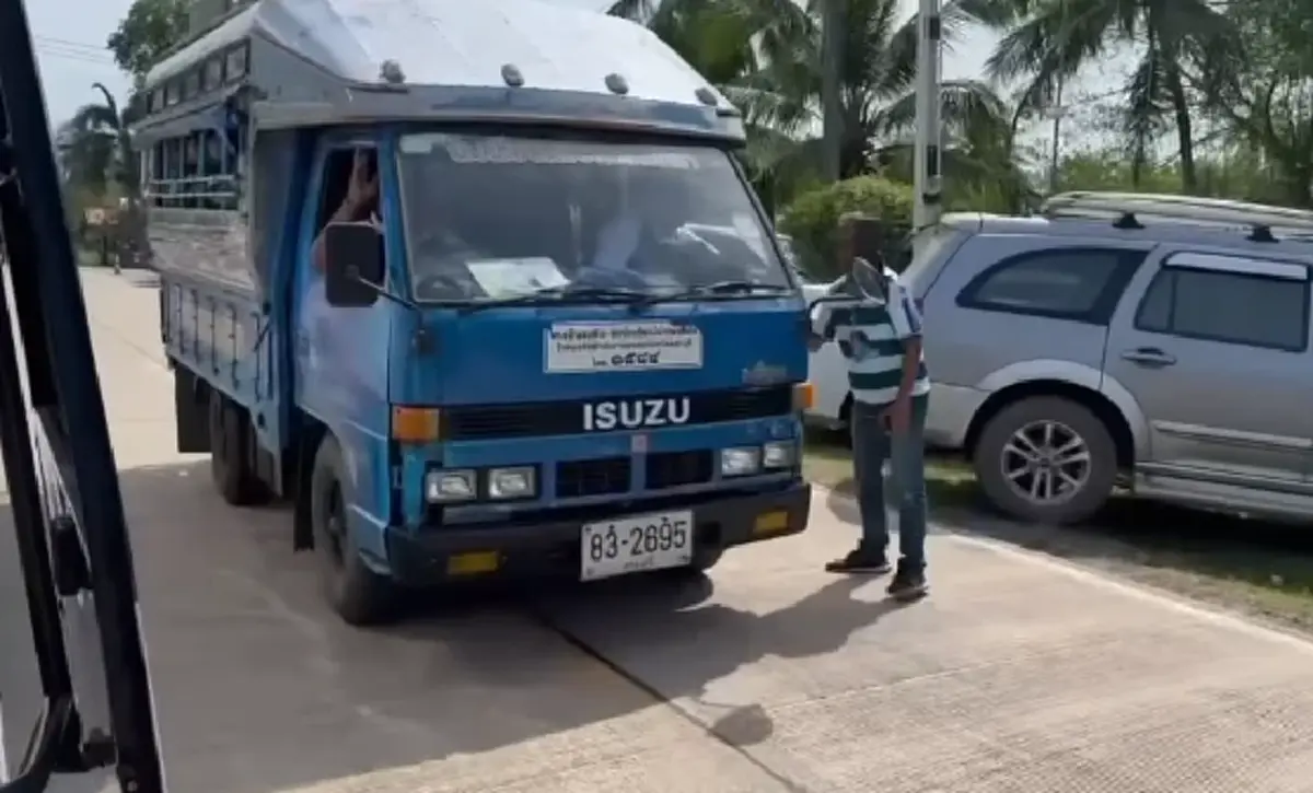 เปิดทะเบียน รถขนฝัน หมอนทองวิทยา ครูสกลขับเองพาเด็กสู่ฝัน