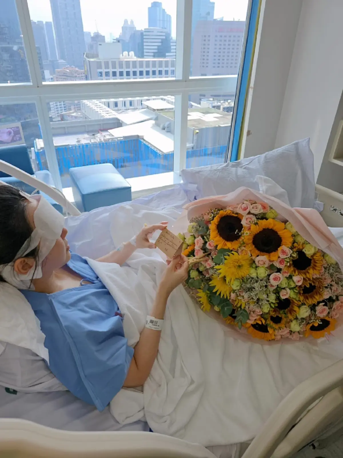 แห่ส่งกำลังใจ อินฟลูดัง เข้ารับการผ่าตัดเนื้องอกในสมอง 