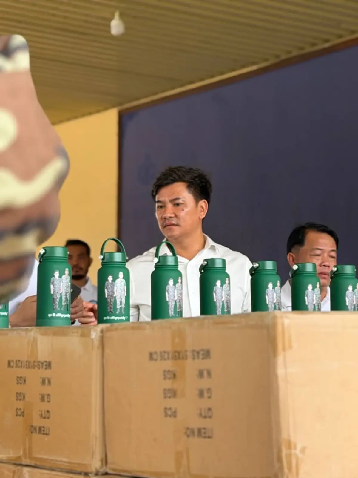 ของขวัญเพื่อกำลังใจ! ฮุน เซน และภริยาส่งกระติกน้ำให้ทหารชายแดน