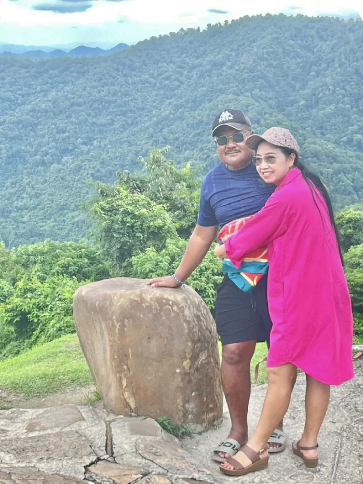 สวยมาก เปิดโฉมหน้าคู่ชีวิต \"ครูสกล\" ร่วมทุกข์ร่วมสุขกันมา 30 ปี