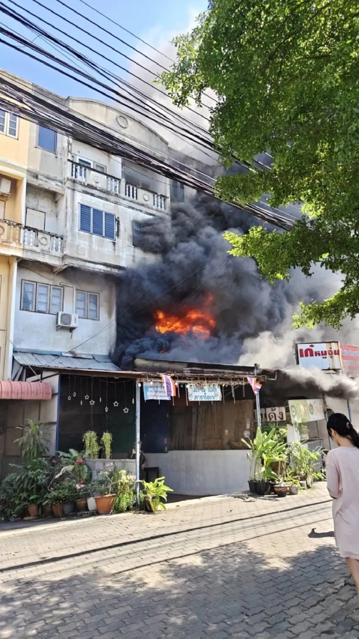สลด ไฟไหม้อาคารพาณิชย์ ย่านพุทธมณฑลสาย 4 พบแม่ลูกเสียชีวิต 3 ราย