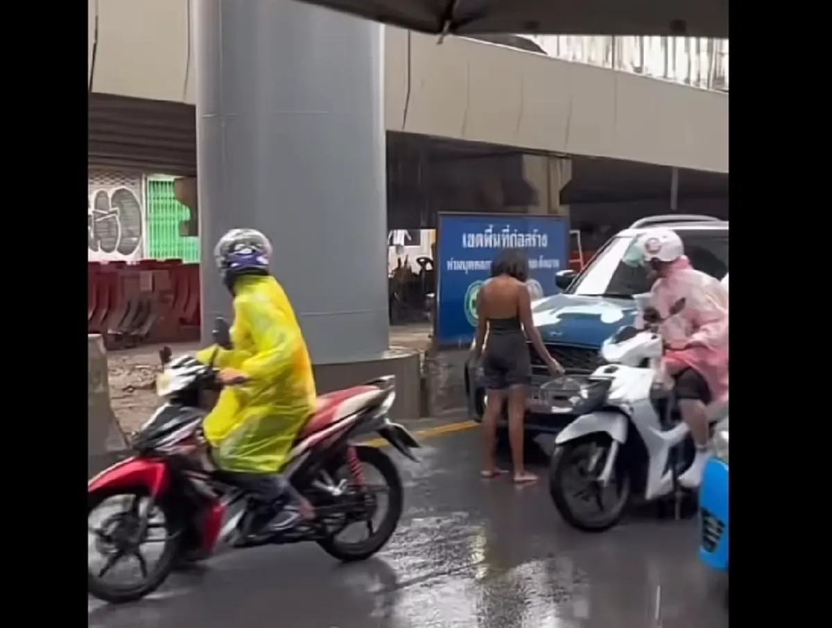 "เธอเป็นใคร" สาวชุดดำ ยืนขวางรถ ไรเดอร์ไปคุยด้วยดีๆ ได้เรื่อง