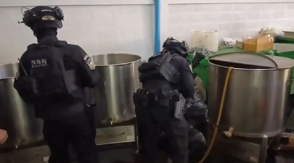 บุกทลายโรงงานน้ำกระท่อมข้ามชาติ แพร่ทั่วกรุง-ส่งออก ยึด 320 ล้าน