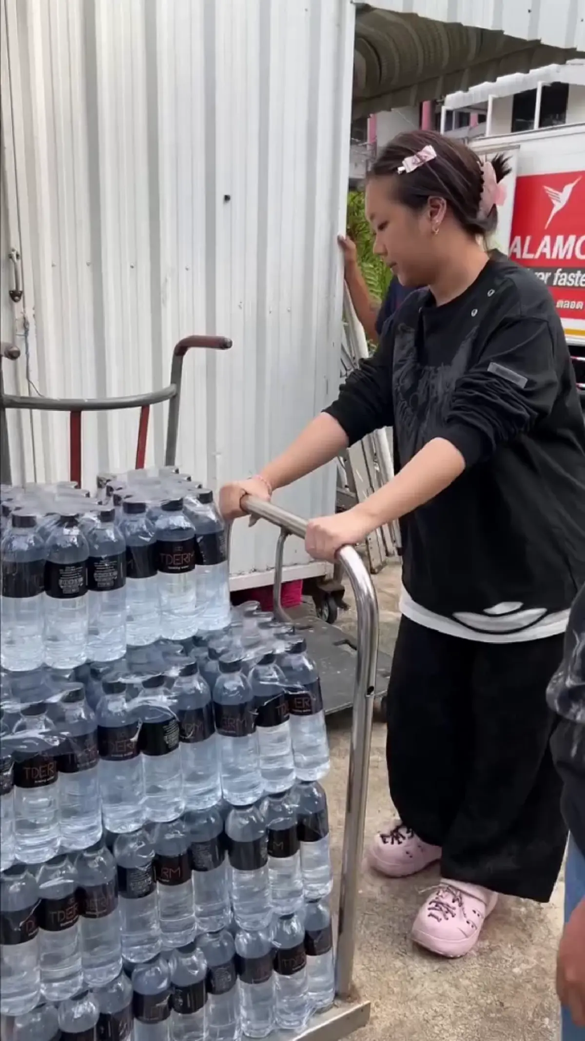 อยู่ไกลแต่ไม่ทิ้งบ้านเกิด เจนิส รีบช่วยเหลือผู้ประสบภัยน้ำท่วม 