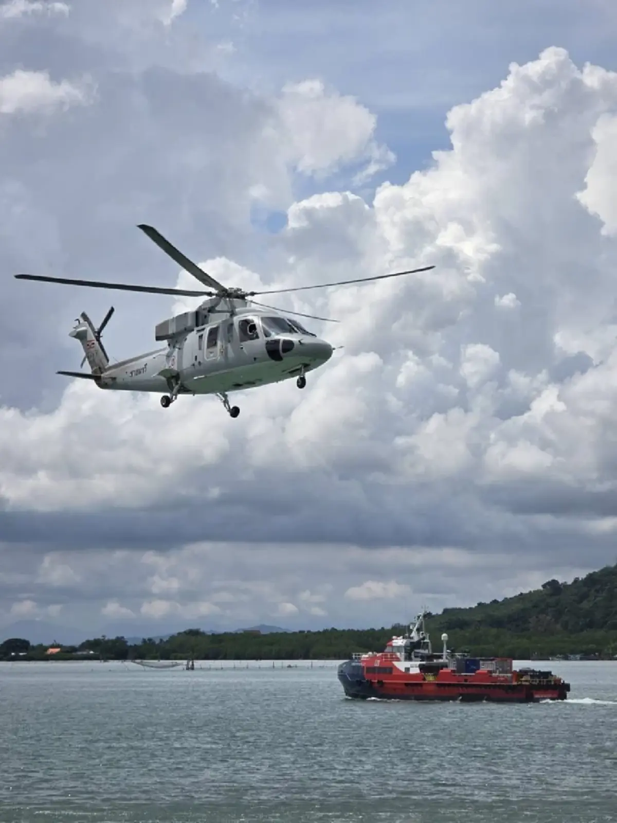 ‘เรือหลวงจักรีนฤเบศร’ เปลี่ยนภารกิจสู่ ‘บก.ลอยน้ำ’ มุ่งหน้าช่วยชาวสงขลา