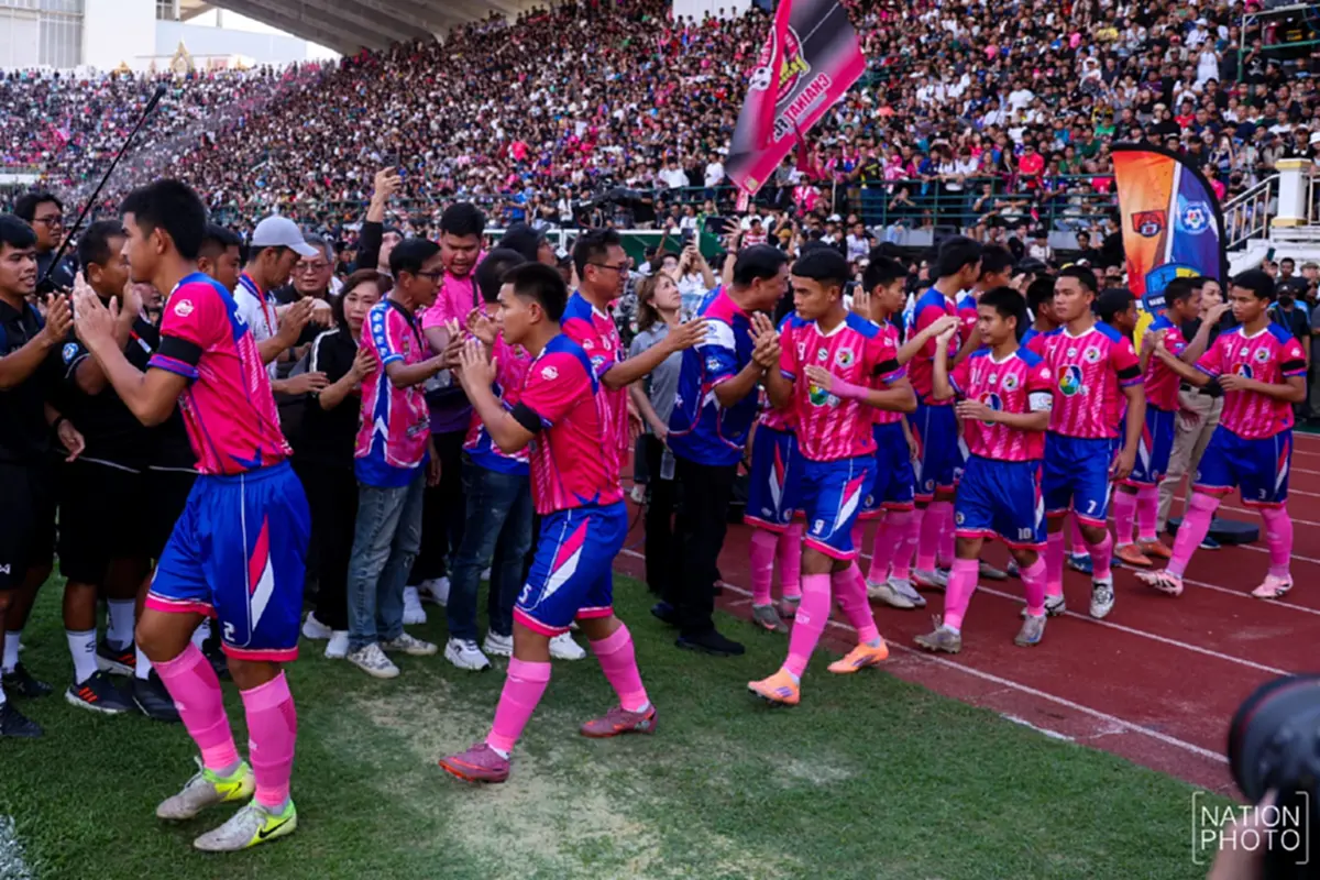 ถึงว่า แฟนบอลส่วนใหญ่เทใจเชียร์ หมอนทองวิทยา กว่ามาก อบจ.ชัยนาท