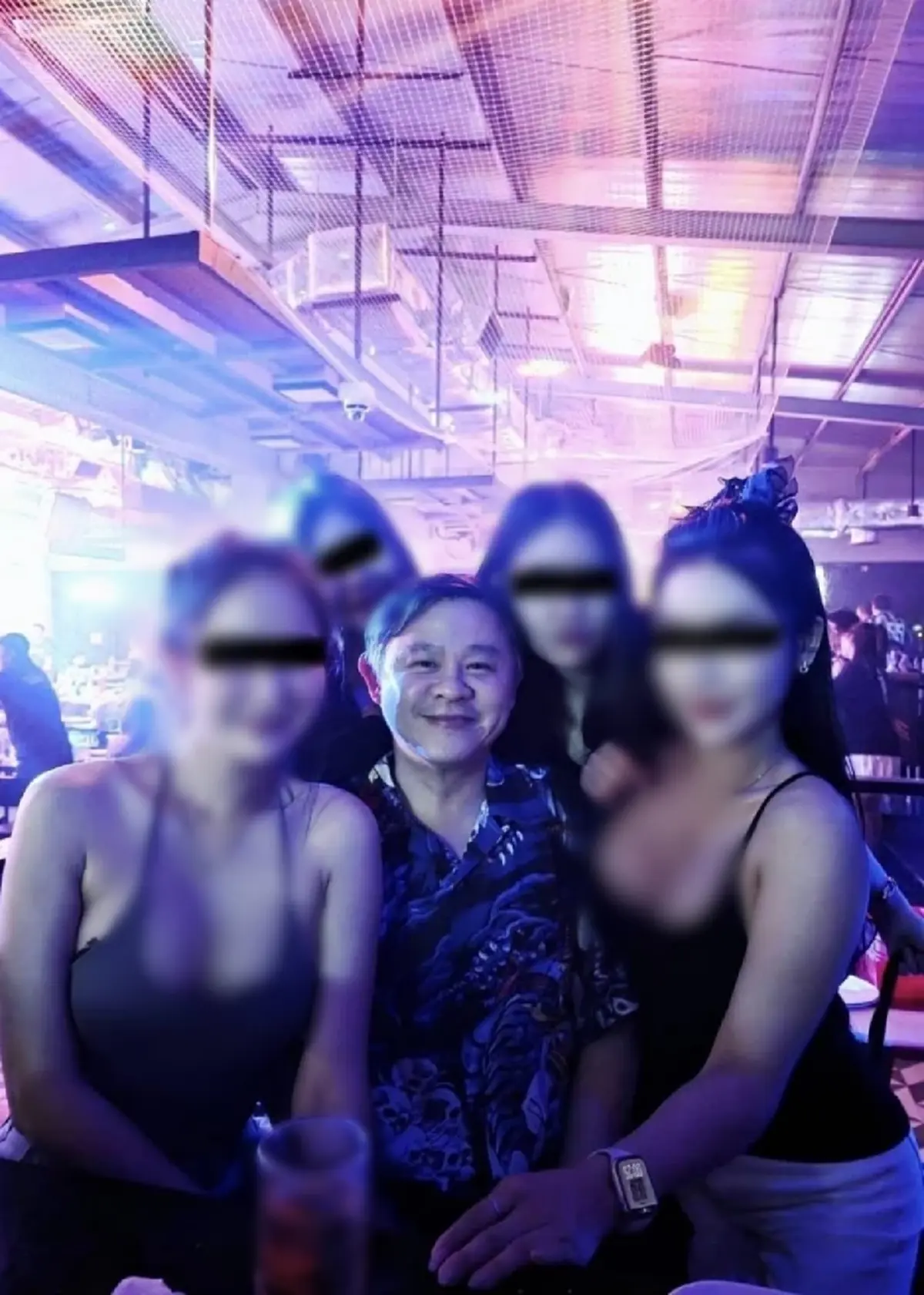 หนุ่ม กรรชัย เปิดเต็มๆ ภาพทนายแก้วนั่งอยู่กลางวงสาวๆ พร้อมหลักฐานคามือ