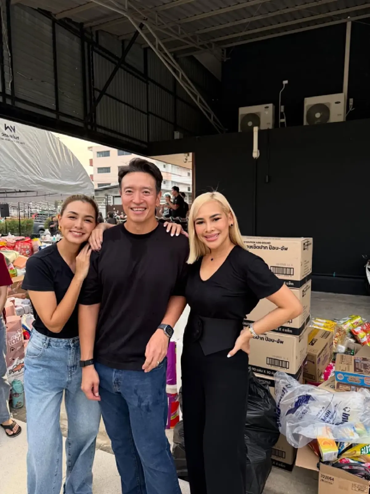 ไม่รอช้า ชาย–วิกกี้ บุกจุดรับบริจาค ส่งต่อสิ่งของช่วยใต้
