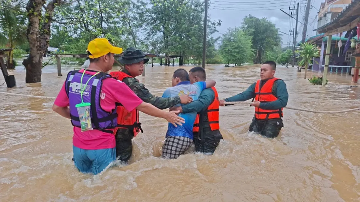 ทหารลุยน้ำช่วยชาวบ้านใต้ อพยพผู้สูงอายุหนีน้ำวิกฤต