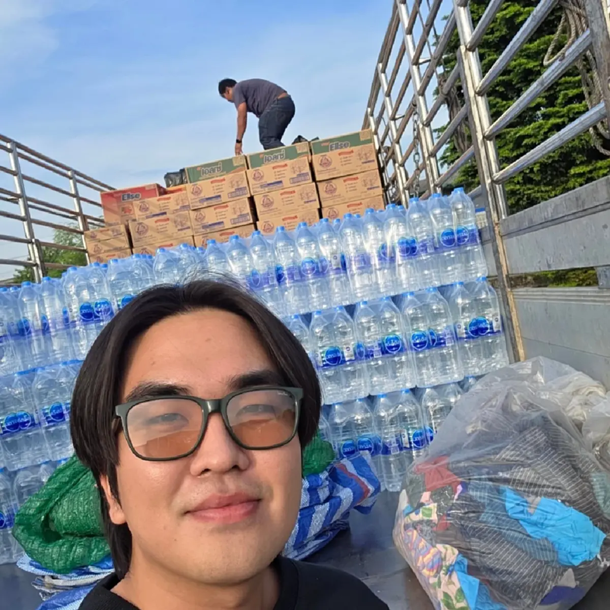 คิวเท โอปป้า เหมารถสิบล้อขนของกิน–น้ำดื่มลงใต้ ช่วยผู้ประสบ