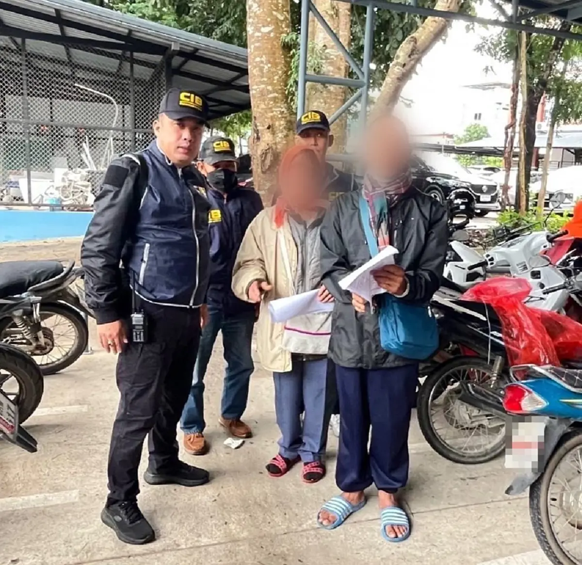 จับผัวเมียส่งยา จู่ๆ เจ้าทรงประทับร่าง ตำรวจต้องไล่ก่อนรวบ