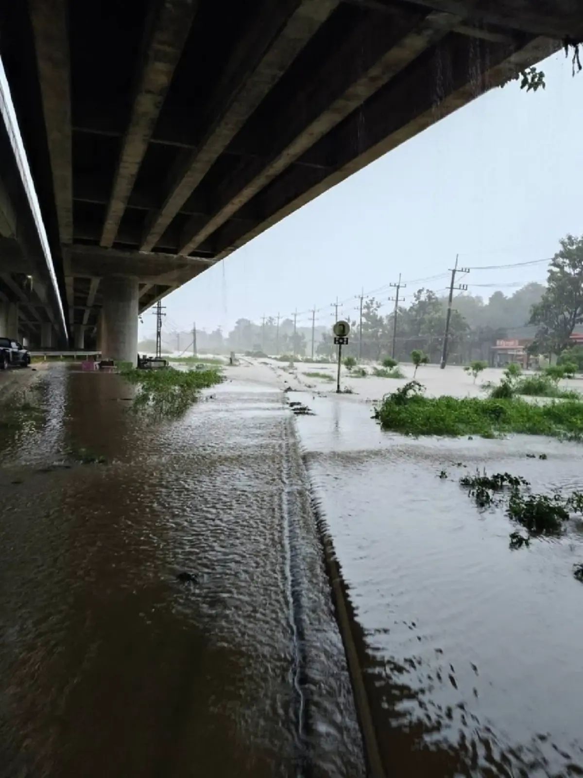 น้ำท่วมหนัก ประกาศปิดเส้นทางรถไฟ ช่วงสถานีช่องเขา – ร่อนพิบูลย์