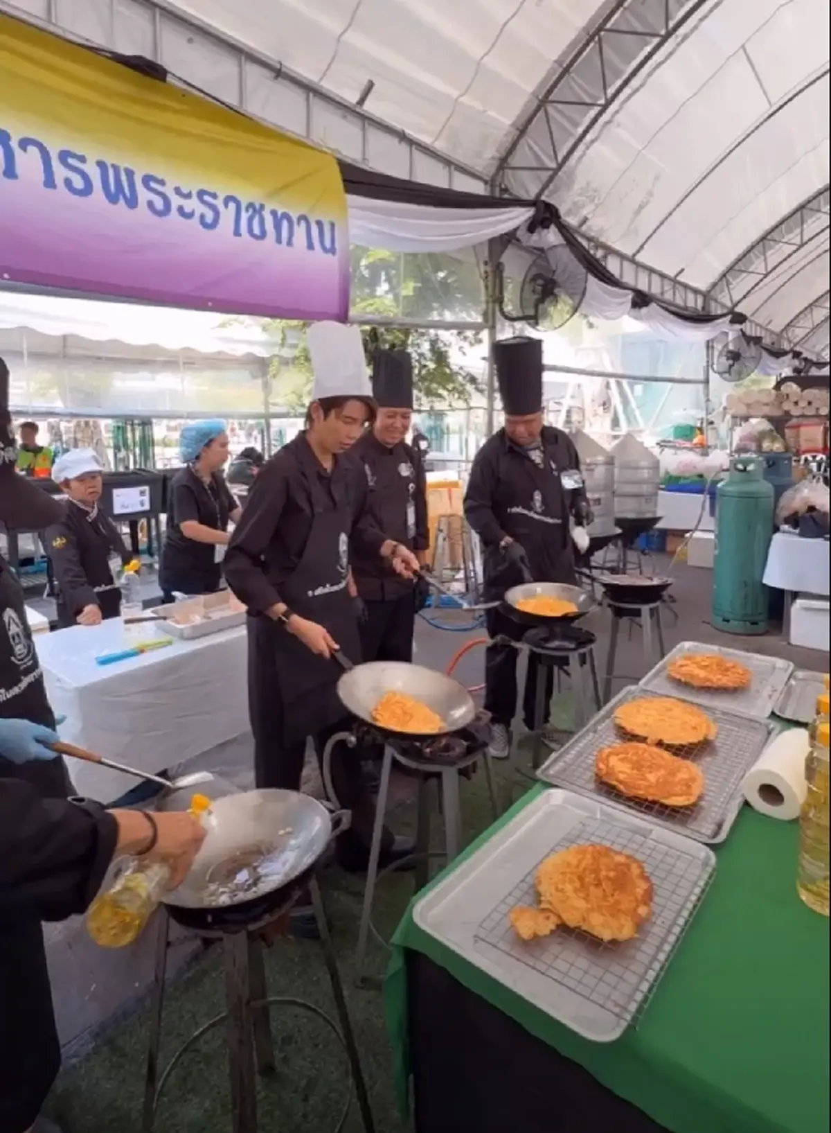 ศิลปินใจบุญ! ป๊ายปาย โอริโอ้ ลงพื้นที่แจกอาหารพระราชทาน