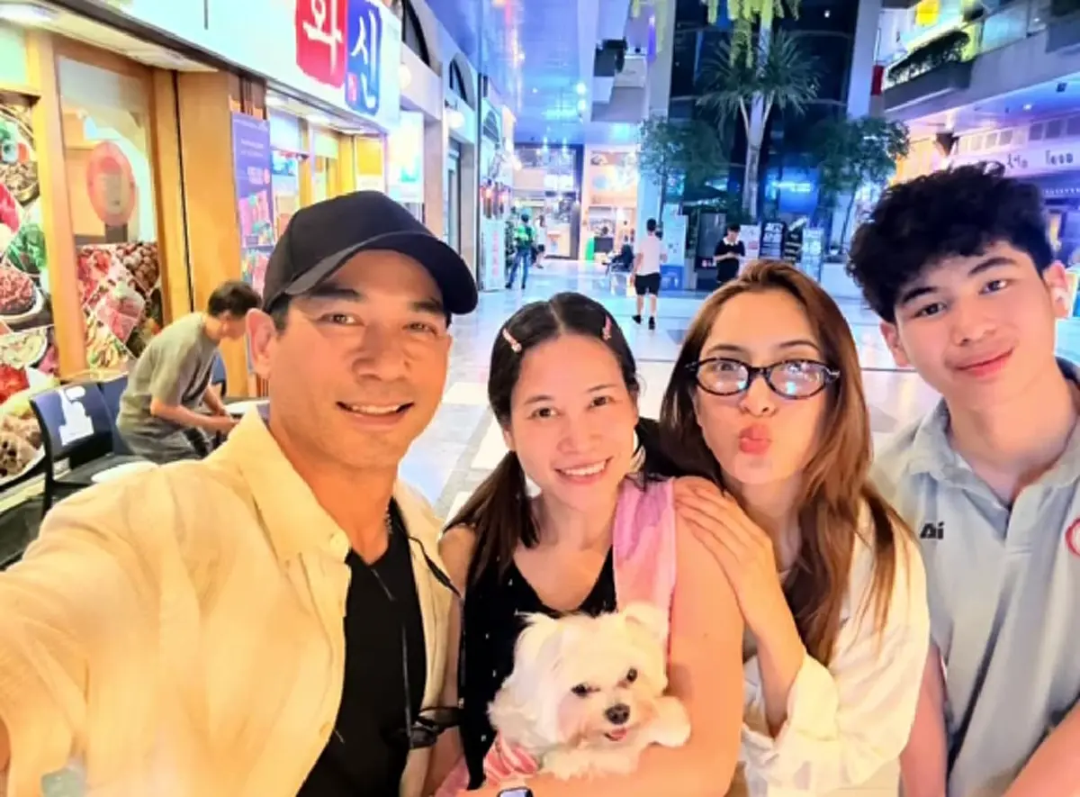  แฟน ๆ ใจละลายแล้ว! โมเมนต์วันเกิดน้องสาวตุ้ย ธีรภัทร์ ที่พิ้งกี้ สาวิกา ร่วมเขียนการ์ดและร่วมเฟรมกับตุ้ยและลูกชาย แค่เห็นภาพก็ฟินจนใจพอง ความสัมพันธ์ที่อบอุ่นแบบนี้ แม้ยังไม่เปิดตัวเป็นทางการ ก็ทำแฟน ๆ ยิ้มกว้างได้