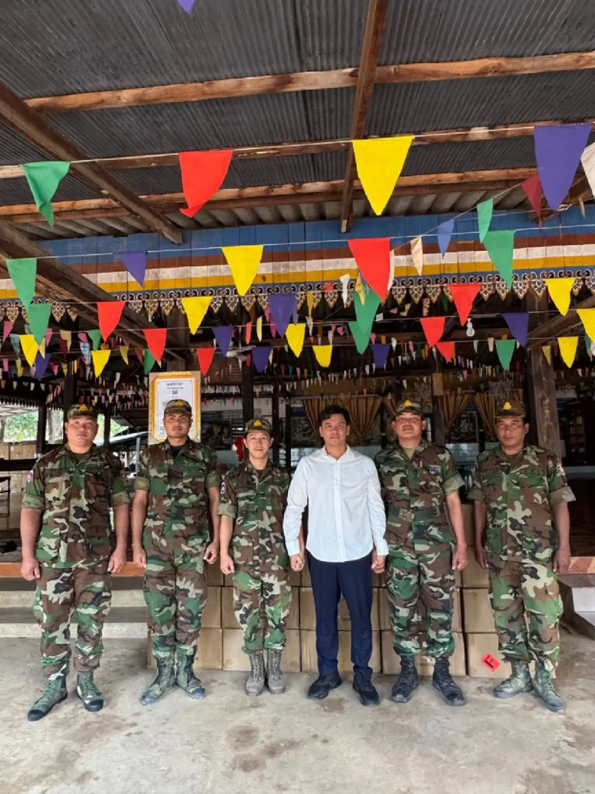 ของขวัญเพื่อกำลังใจ! ฮุน เซน และภริยาส่งกระติกน้ำให้ทหารชายแดน