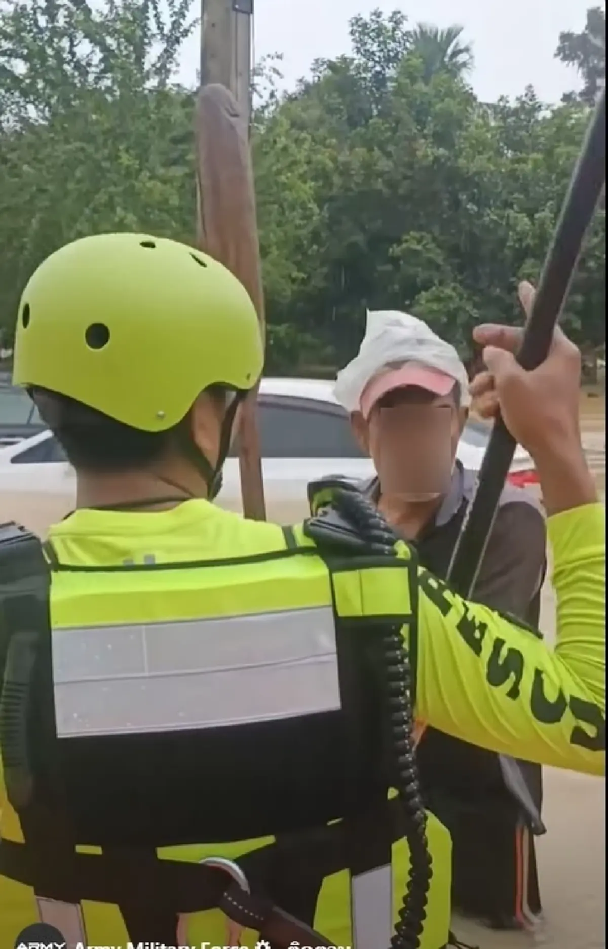 ลุงหาดใหญ่หัวร้อน ด่าลั่น ถือไม้พายขู่ ไล่ตะเพิดกู้ภัย