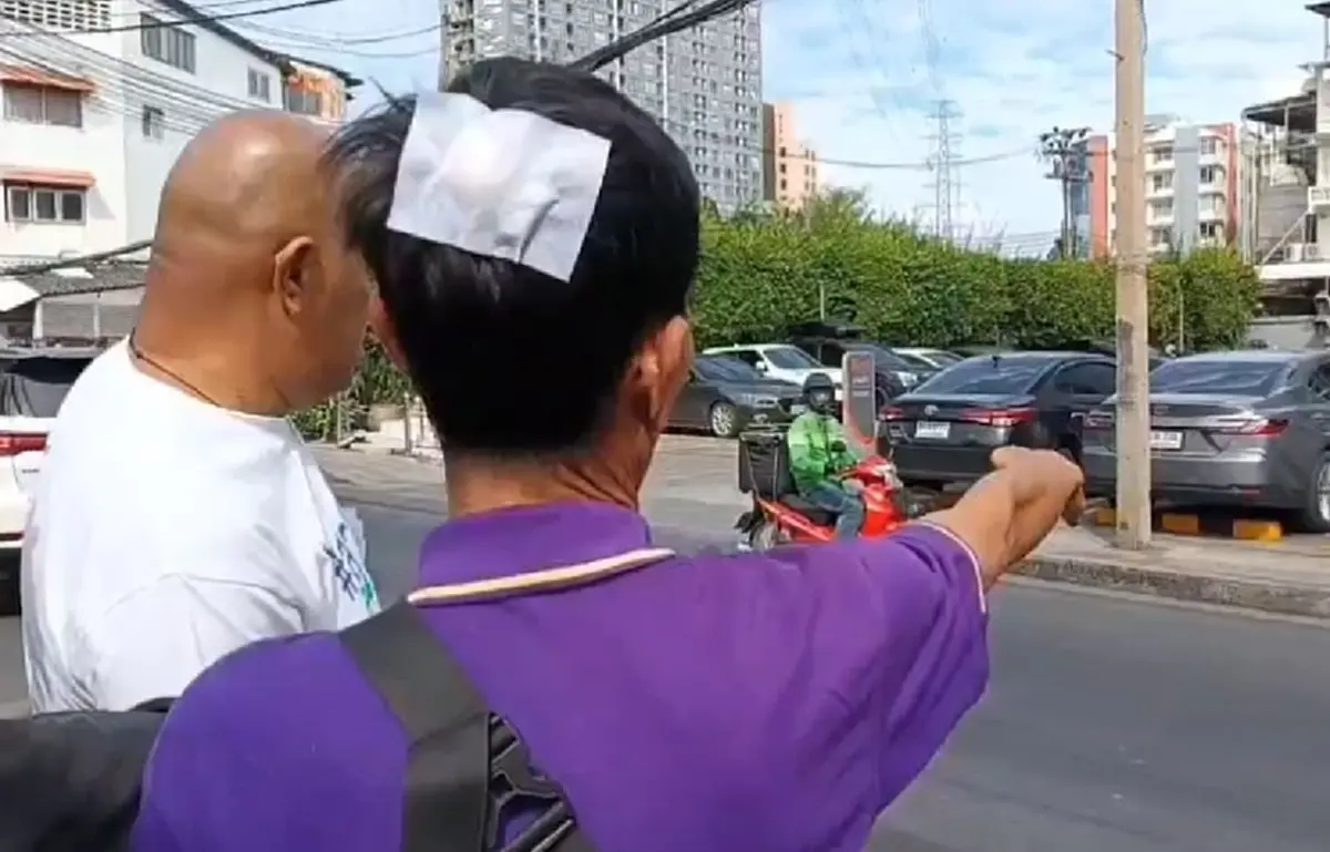 ลุงแท็กซี่น่วม หวังดีเตือนรถขายผลไม้ขวางทาง โดนยำสลบ