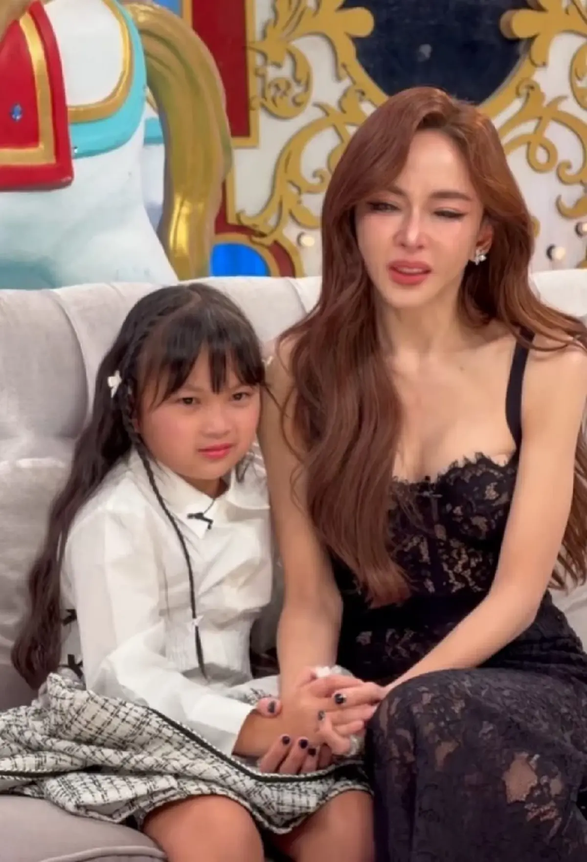 รู้แล้วเรื่องอะไร ทำไม "ชมพู่ – แอฟ" ถึงร้องไห้ หลังฟังเป้ยเปิดใจ