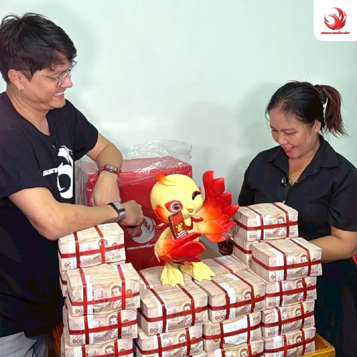 เผยโฉมเศรษฐีใหม่ ถูกรางวัลที่ 1 ลอตเตอรี่พลัส 30 ล้าน นอท มอบให้ถึงที่