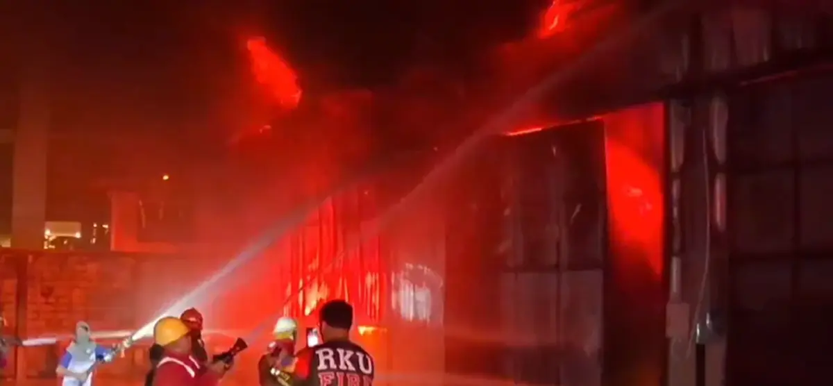 รปภ.เล่านาทีระทึก เพลิงไหม้โกดังเก็บสินค้า ย่านราษฎร์บูรณะ