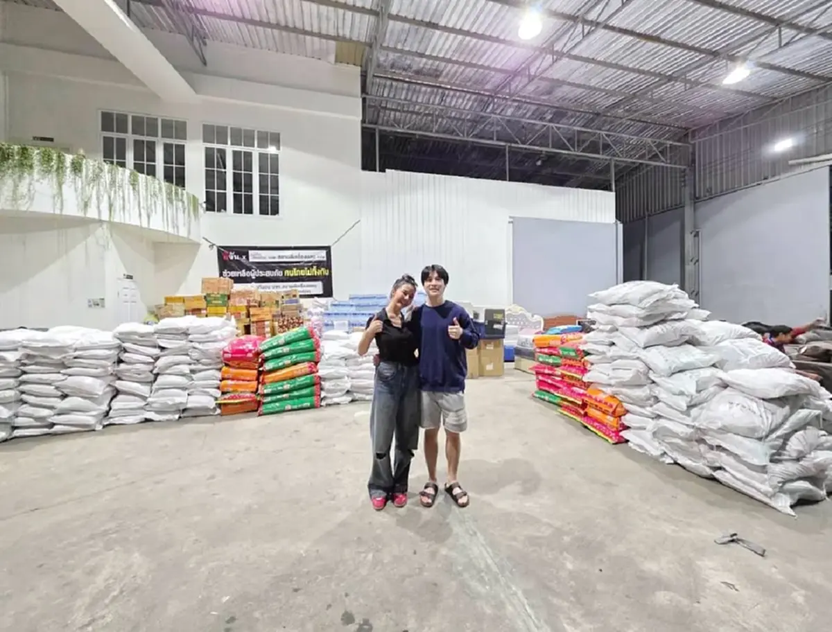 ศิลปินสายบุญ! จ๊ะ นงผณี มอบน้ำดื่ม กระจายช่วยหลายจังหวัดภาคใต้