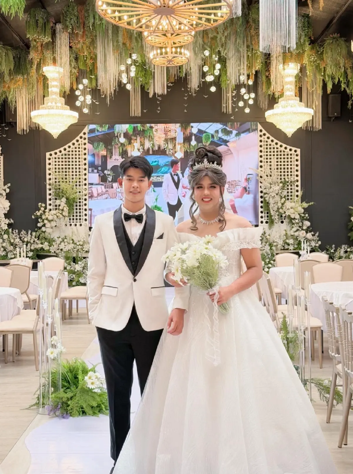 แห่ยินดี แพรรี่ ควงแขนแฟนหนุ่ม ฟอร์ด เข้าพิธีวิวาห์แล้ว