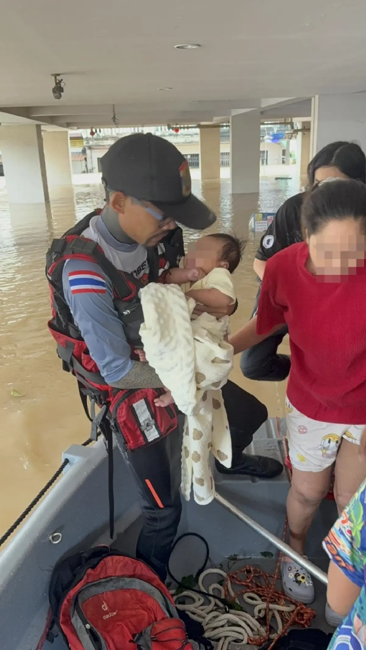 กู้ภัยเล่าซึ้ง น้ำใจเล็กๆท่ามกลางน้ำท่วมหาดใหญ่ ทำหัวใจอ่อนยวบ