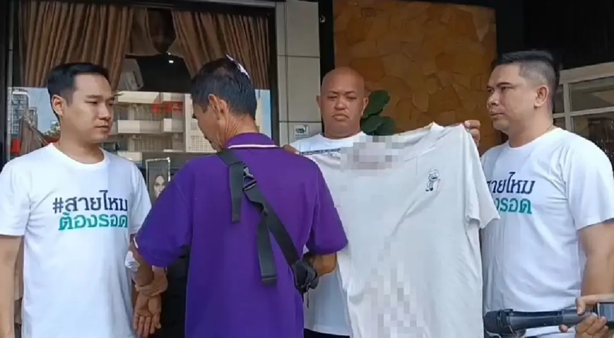 ลุงแท็กซี่น่วม หวังดีเตือนรถขายผลไม้ขวางทาง โดนยำสลบ