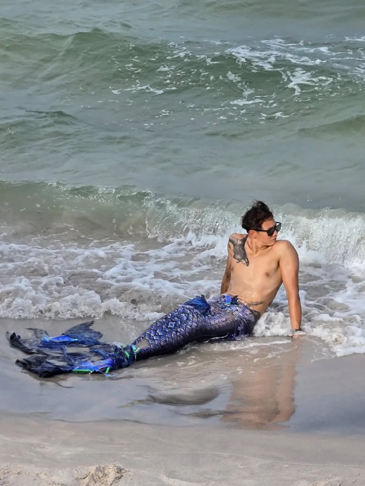 “ทราย สก๊อต” ลงทะเลเก็บขยะ แต่ดันเจอขยะชิ้นใหญ่ลอยน้ำ  