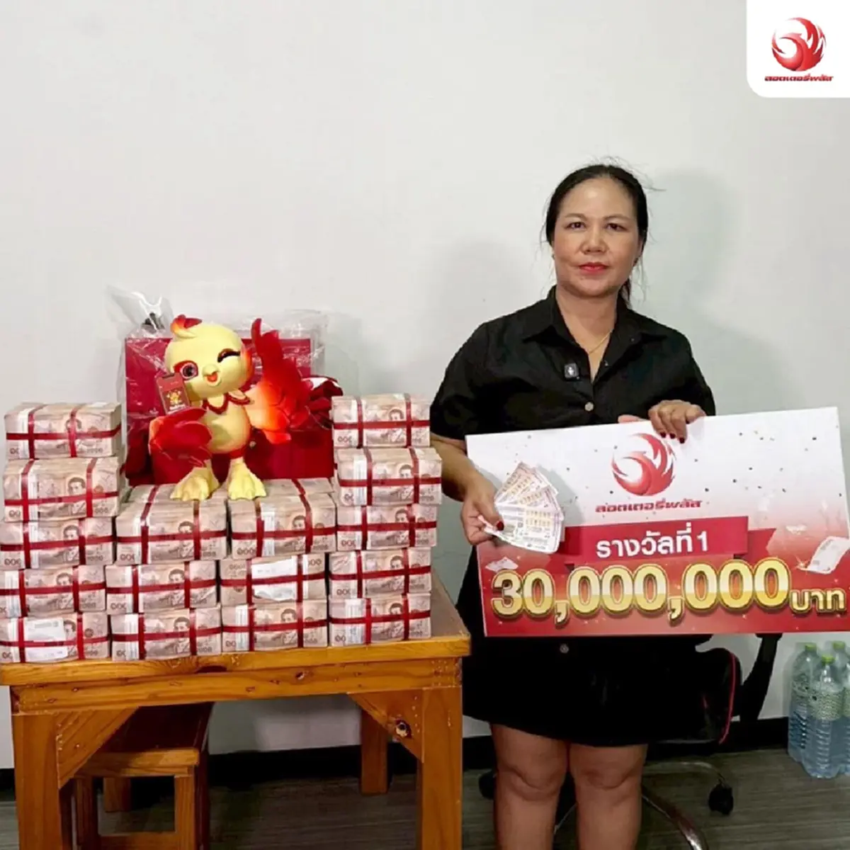 เผยโฉมเศรษฐีใหม่ ถูกรางวัลที่ 1 ลอตเตอรี่พลัส 30 ล้าน นอท มอบให้ถึงที่