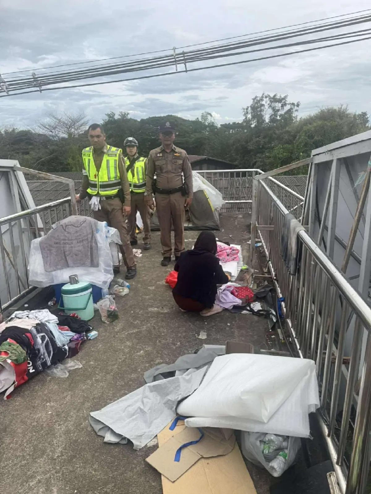 ชาวบ้านเอือมระอา ผัวเมียยึดสะพานลอยทำเป็นบ้านนาน 3 เดือน