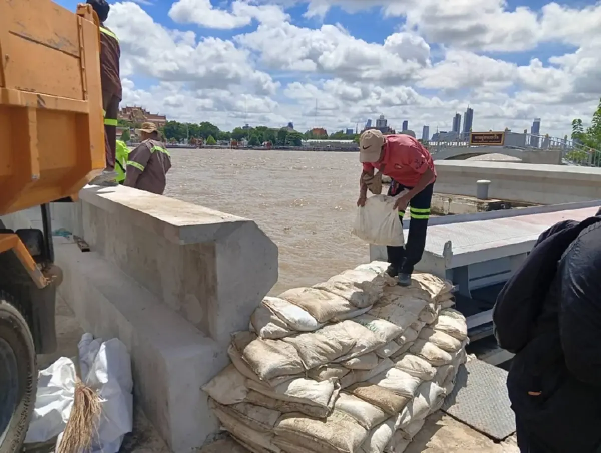 กทม. เปิดรายชื่อ 11 ชุมชนนอกแนวคันกั้นน้ำ เฝ้าระวังใกล้ชิด