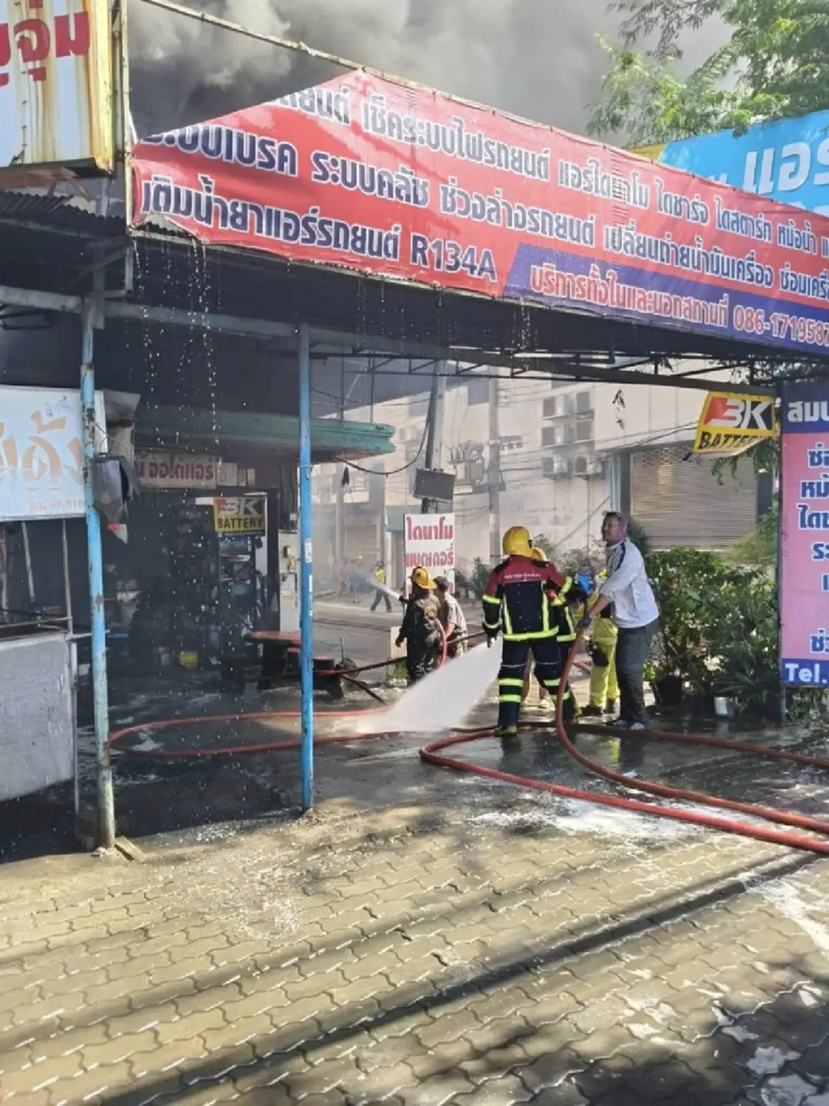 สลด ไฟไหม้อาคารพาณิชย์ ย่านพุทธมณฑลสาย 4 พบแม่ลูกเสียชีวิต 3 ราย