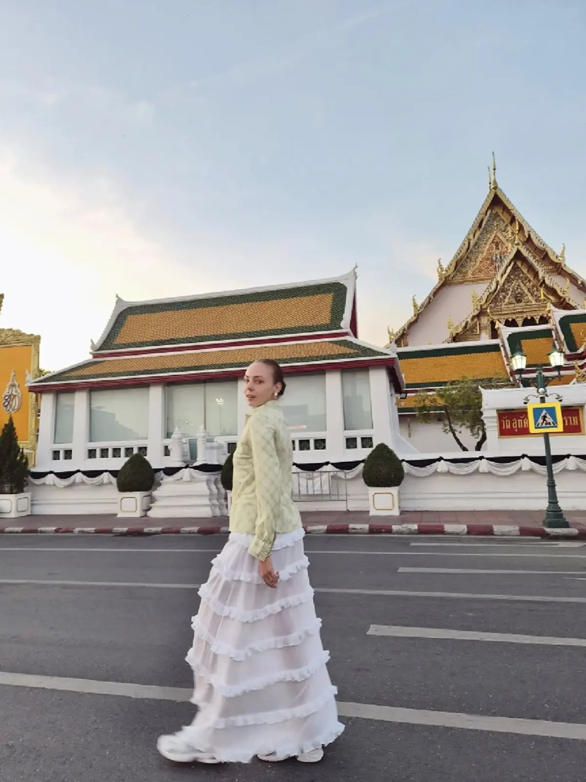  ฝรั่งหัวใจไทย ลงพื้นที่–บริจาค–อัปเดตสถานการณ์น้ำท่วม