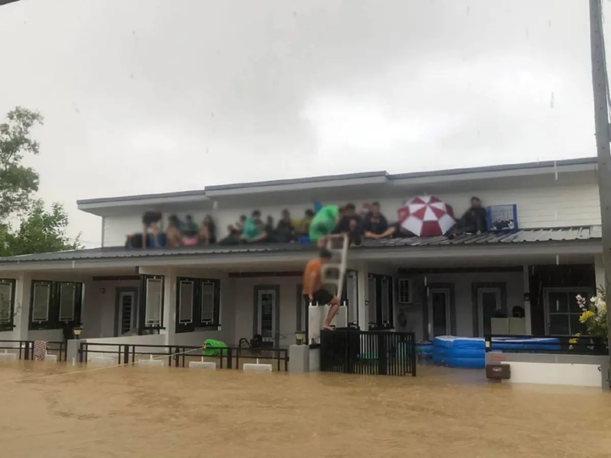 วอนช่วยเหลือ นับ 10 ชีวิต หนีน้ำท่วมฉับพลัน ขึ้นไปอยู่บนหลังคา