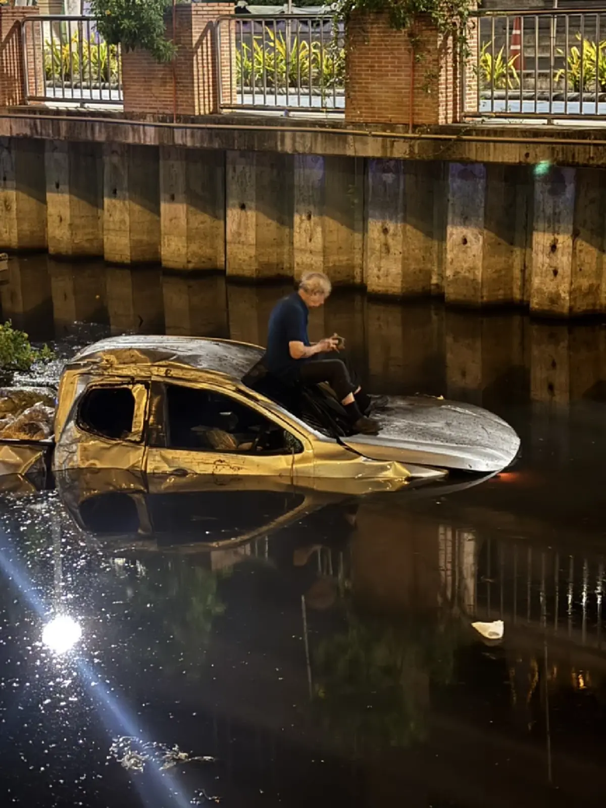 ตาวัย 79 ขับกระบะพุ่งตกคูน้ำ ริมถนนวิภาวดี  รถจมท่วมทั้งคัน