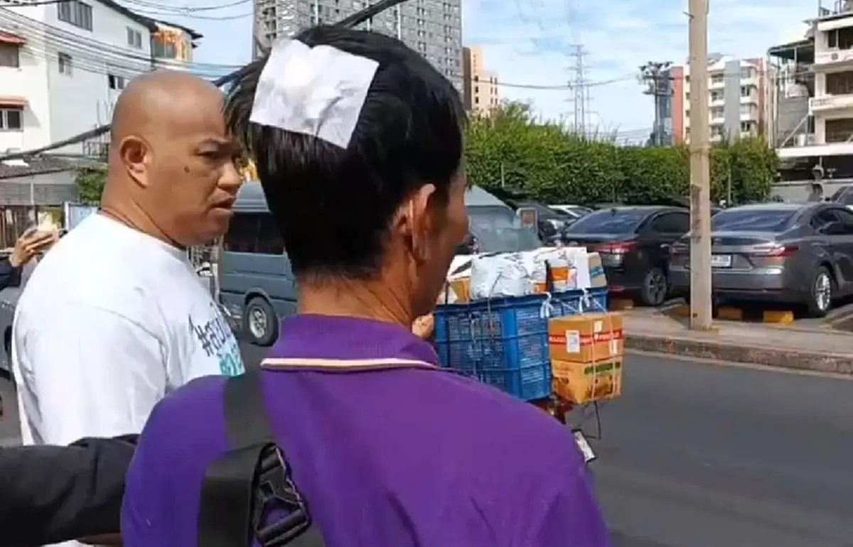 ลุงแท็กซี่น่วม หวังดีเตือนรถขายผลไม้ขวางทาง โดนยำสลบ