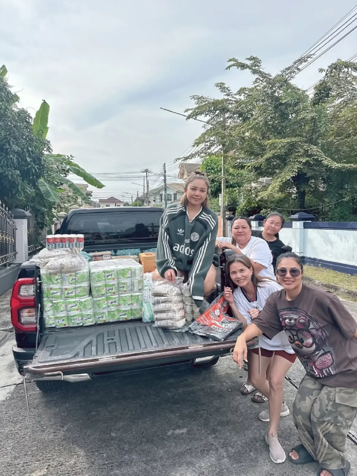 นักร้องลูกทุ่งดัง ร่วมองค์กรทำดี เติมเสบียงช่วยชาวใต้สู้วิกฤต 