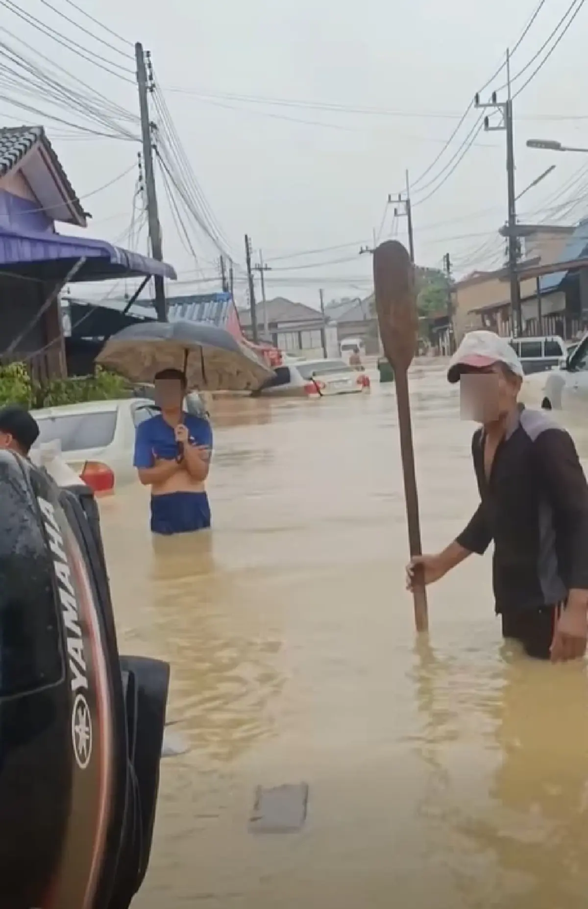 ลุงหาดใหญ่หัวร้อน ด่าลั่น ถือไม้พายขู่ ไล่ตะเพิดกู้ภัย