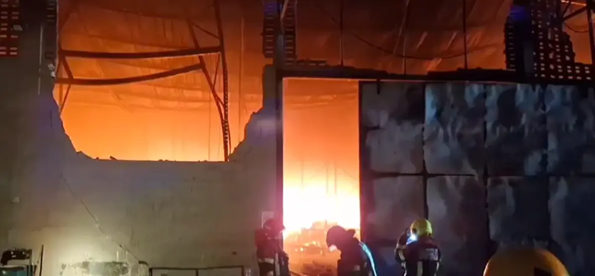 รปภ.เล่านาทีระทึก เพลิงไหม้โกดังเก็บสินค้า ย่านราษฎร์บูรณะ