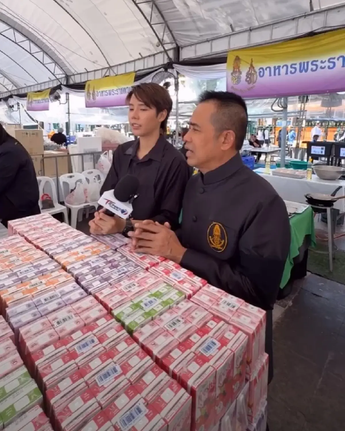 ศิลปินใจบุญ! ป๊ายปาย โอริโอ้ ลงพื้นที่แจกอาหารพระราชทาน