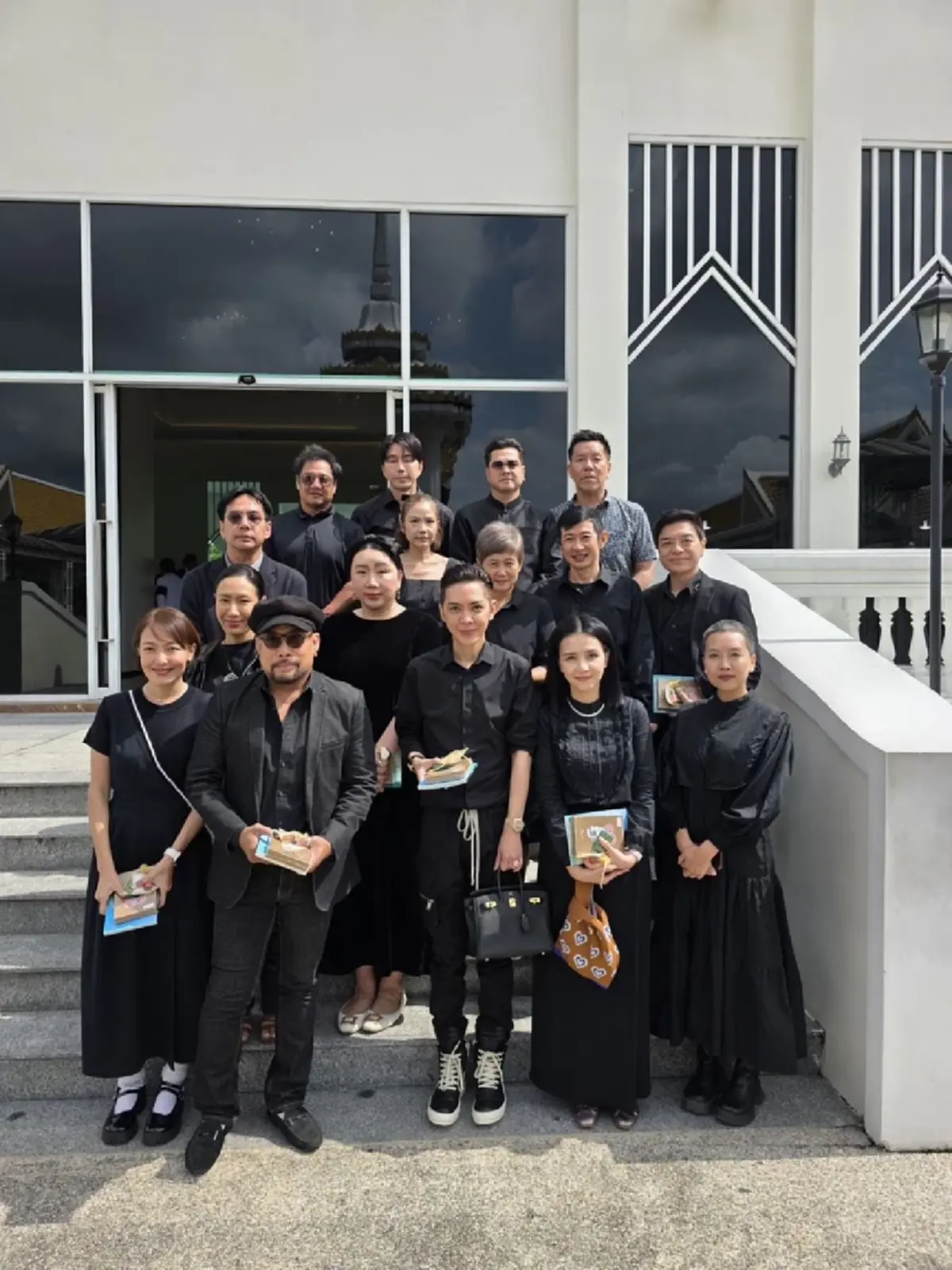 ดราม่าชุดดำ! “ดัง พันกร” เจอคอมเมนต์แรงหลังโพสต์รูปงานศพ