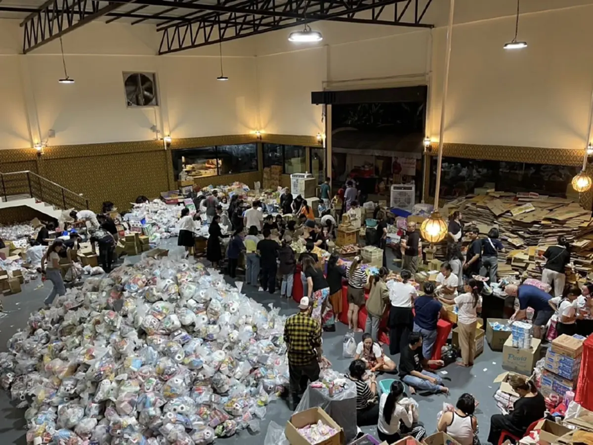 แอฟและน้องปีใหม่ ร่วมสมทบแพ็กถุงยังชีพ ช่วยผู้ประสบภัยภาคใต้