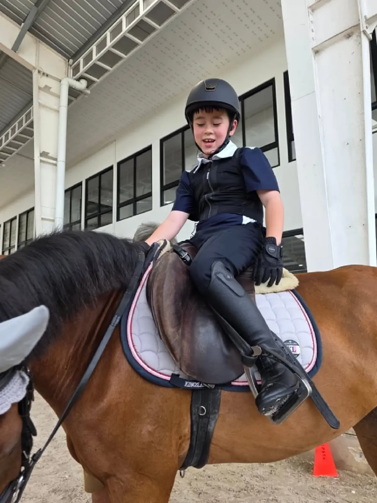 แม่ชมแต่งตัวหวานละมุนสุดปัง รอลูกชาย “พี่สายฟ้า” โชว์สกิลขี่ม้า