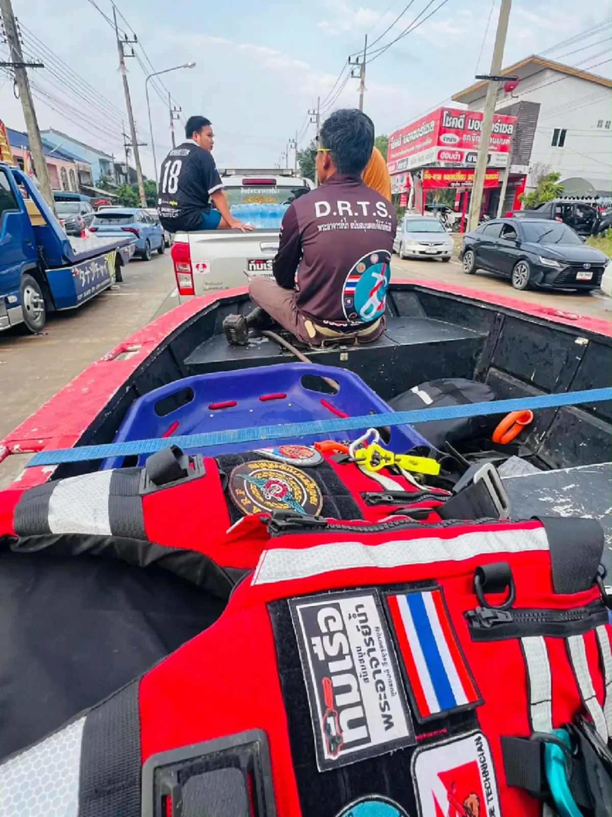 มาริโอ้–จันจิ สนับสนุนทีมอาสา ช่วยผู้ประสบภัยน้ำท่วมภาคใต้