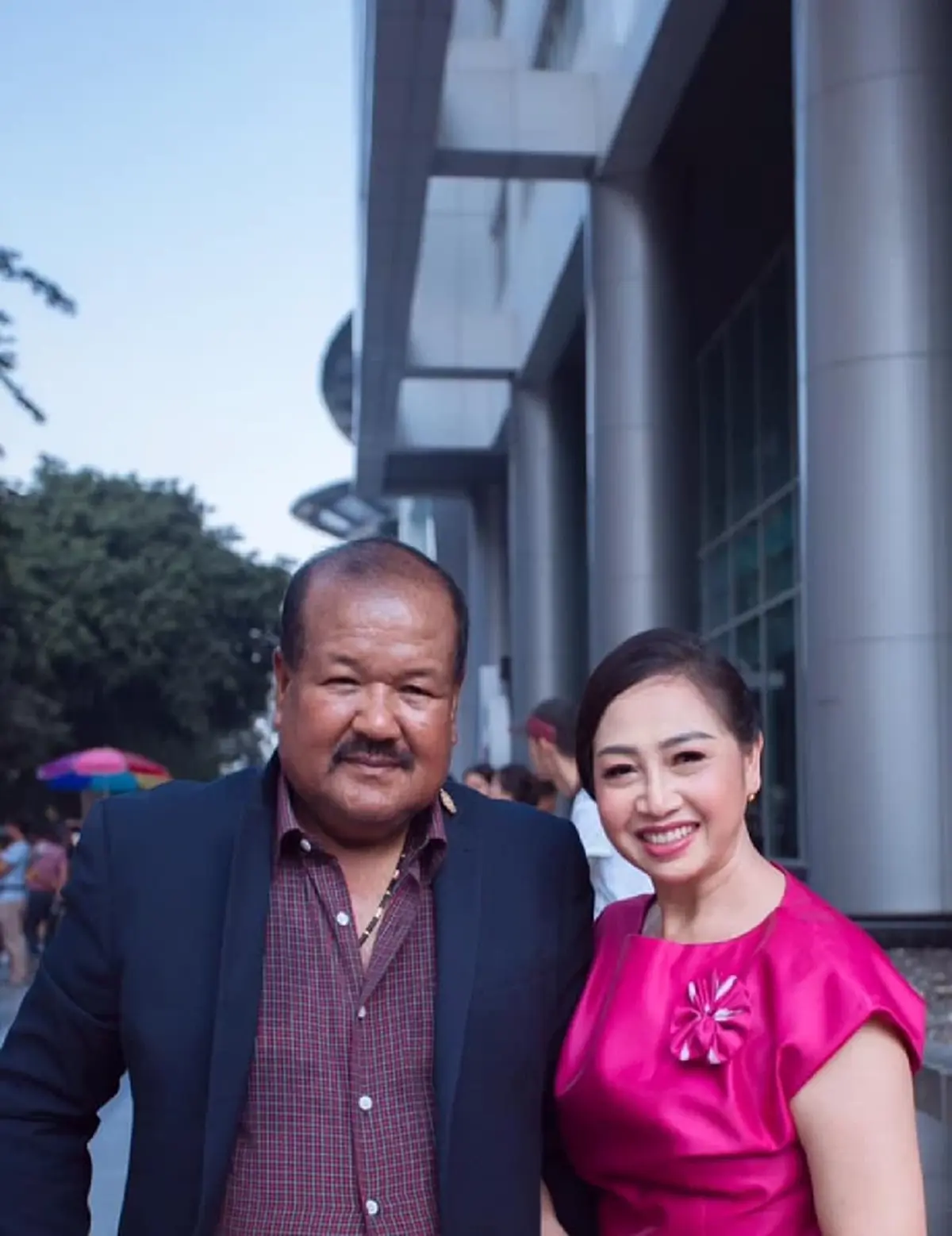 สวยมาก เปิดโฉมหน้าคู่ชีวิต \"ครูสกล\" ร่วมทุกข์ร่วมสุขกันมา 30 ปี