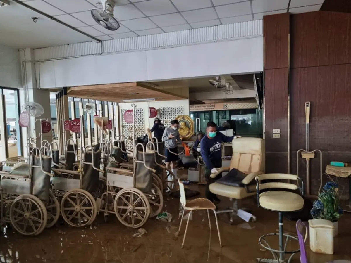 ทัพเรือภาค 2 ลุยช่วย รพ.หาดใหญ่ หลังน้ำท่วม มุ่งคืนบริการฉุกเฉิน